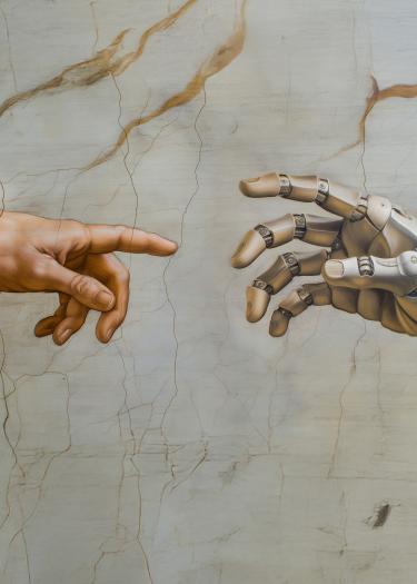 Eine menschliche und eine Roboterhand